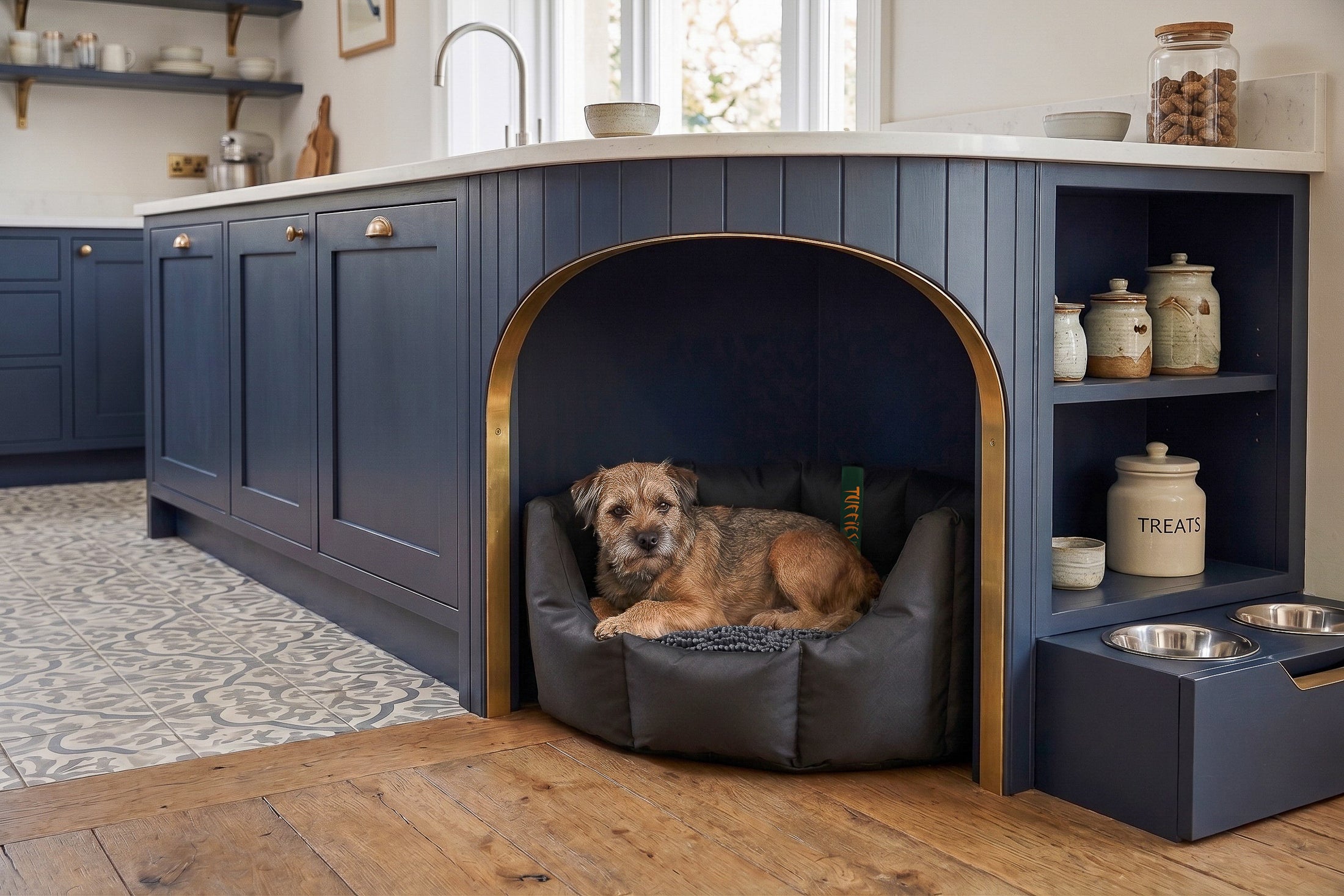 (Easy Access Black with Grey Dog Dryer)
